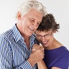 Image d'une infirmière souriante avec son pouce levé en signe d'optimisme