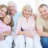 Image d'une famille heureuse composée d'un couple de grands parents entourés de leurs enfants et petits enfants
