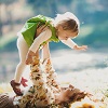 Image d'une mère et d'une fille réunies sur l'herbe